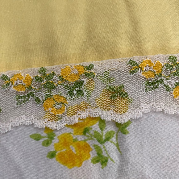 Vintage full size flat sheet, percale, yellow floral - Picture 2 of 3